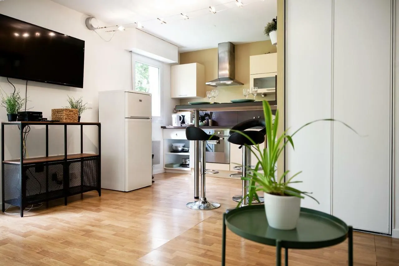 Chic Appartement avec Terrasse, Parking Privatif Saint-Grégoire
